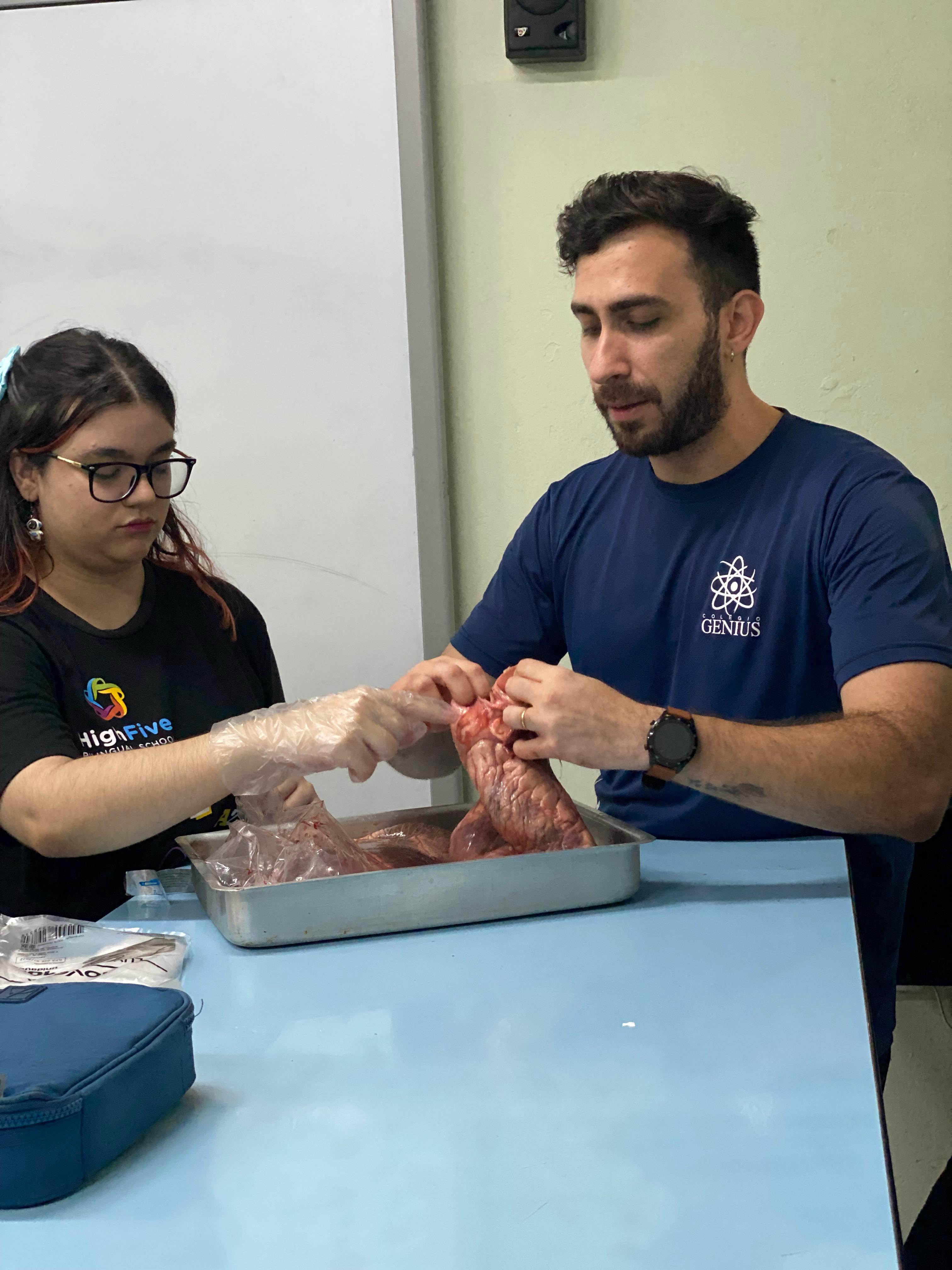 Aula de biologia no Colégio Genius